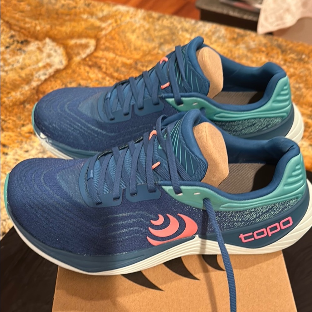 Topo Athletic Women’s Ultrafly 5 ( size 8.5)